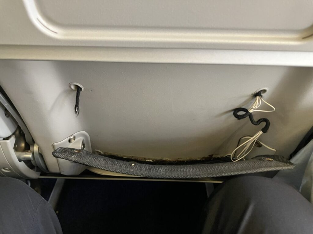 壊れた荷物入れ